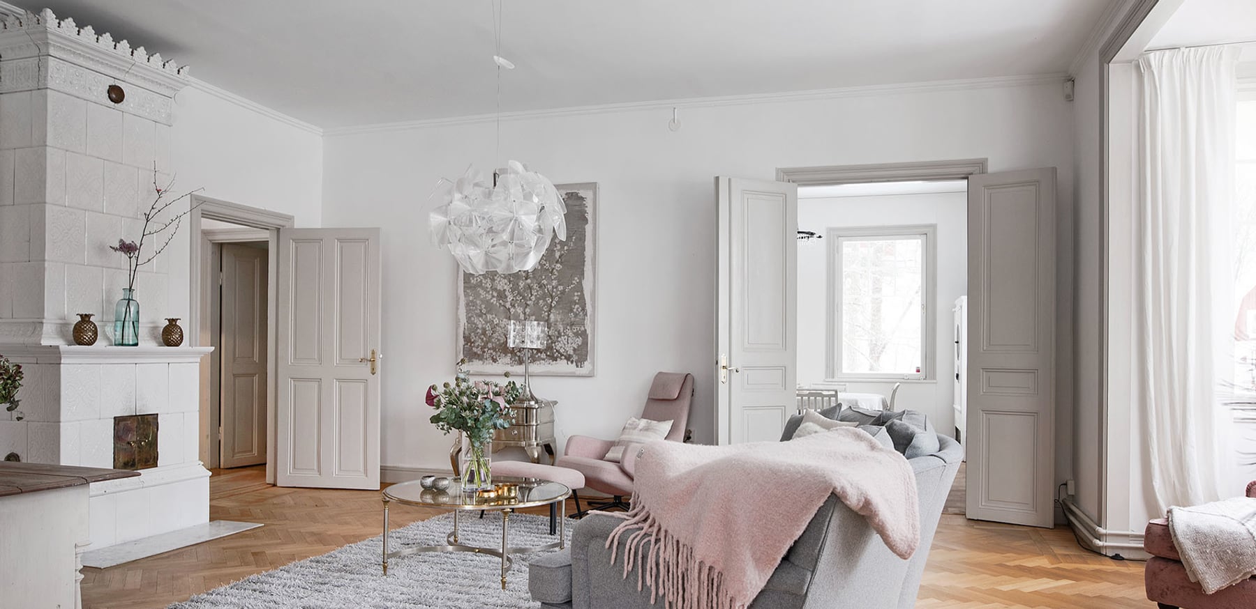 Elegantes Wohnzimmer mit antikem SVEA Kachelofen in Hamburg